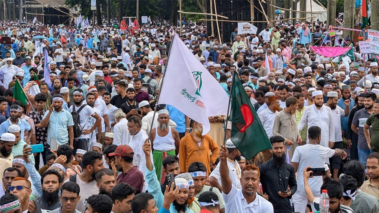 মিছিল মিছিলে সোহরাওয়ার্দী উদ্যানে যাচ্ছেন জামায়াত নেতাকর্মীরা